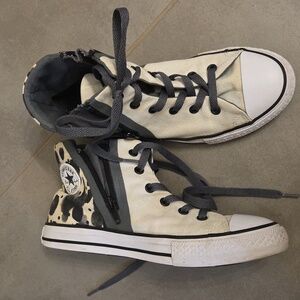 Girls Size 4 Converse High Tops  Cream And Gray Zippers Paint Splatter Pattern